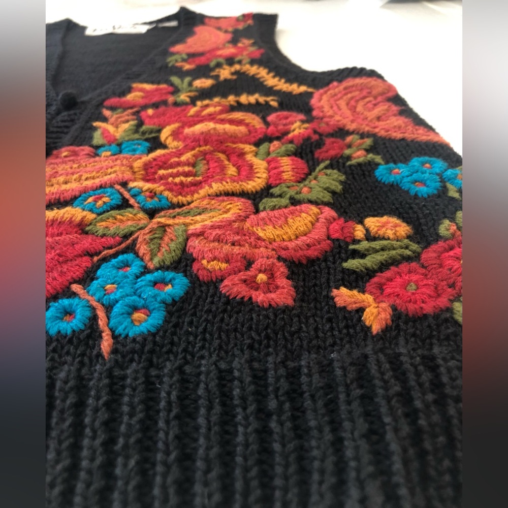 Embroidered festive fall floral pattern knit vest by Knit Stiches VTG 80's Small